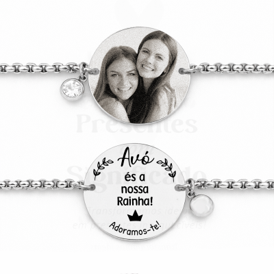 Pulseira com medalhão redondo gravado com texto e foto de duas mulheres