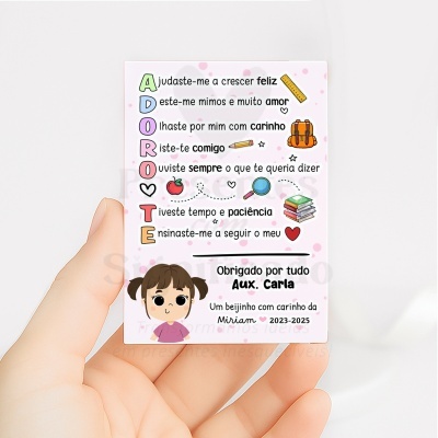 Cartão com texto em português e ilustrações coloridas, incluindo desenho de menina e vários objetos escolares.