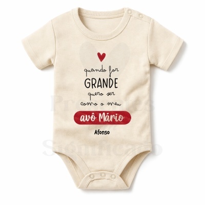 Body de bebé creme com texto personalizado em preto e vermelho