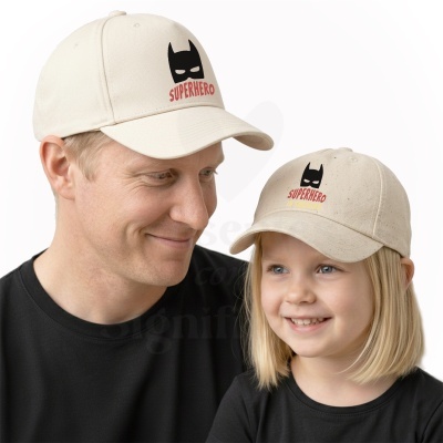 Homem e menina com bonés bege estampados e t-shirts pretas