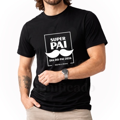 T-shirt preta com texto e bigode branco, usada por homem com pulseira e tatuagem