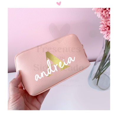 Bolsa rosa claro com design personalizado com o nome Andreia em letras brancas e douradas