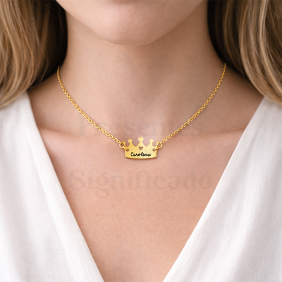 Colar dourado com pendente coroa e nome Carolina
