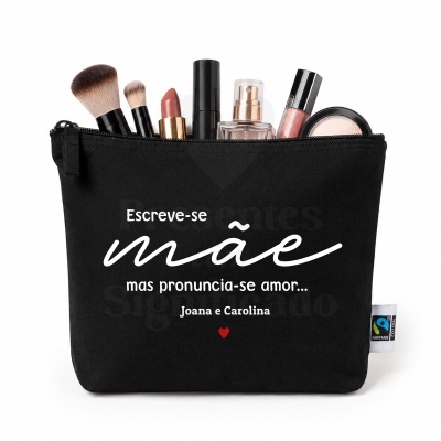 Bolsa preta de maquilhagem com frase em português branco e objetos de maquilhagem visíveis