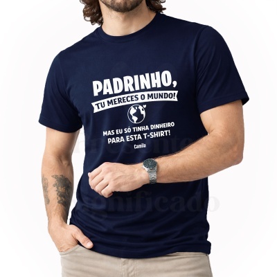 T-shirt azul escura com texto branco para padrinho e ilustração do globo terrestre.