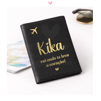Passaporte em pele preta com texto dourado personalizado e desenho de avião dourado