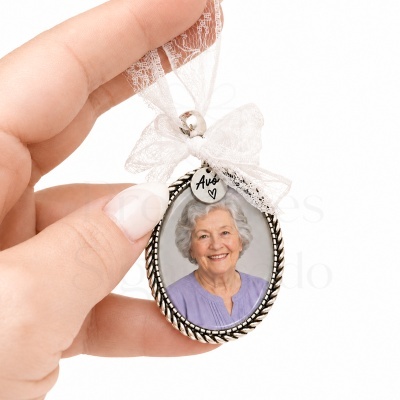 Pendente oval com foto de avó, laço branco e medalha prateada com a palavra Avó.
