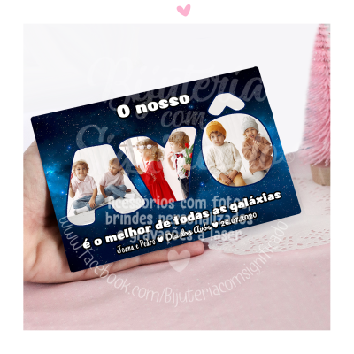 Cartão de oferta azul escuro com fotos e texto em branco, com fundo de estrelas