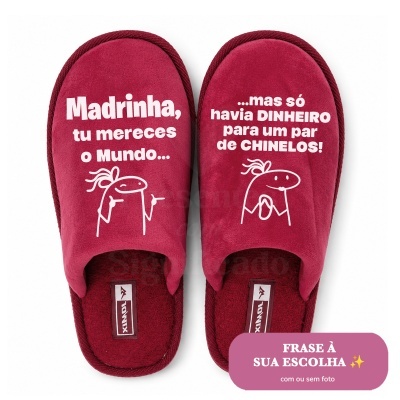 Par de chinelos vermelhos com texto em branco e desenhos simples.