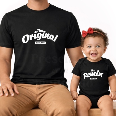 Pai e bebé com t-shirt e body pretos com textos brancos, sentados em banco de madeira.