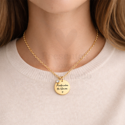 Colar dourado com pendente redondo gravado e pequeno pendente com pedra brilhante
