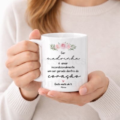 Caneca branca decorada com flores e texto sentimental em português, segurada por mão
