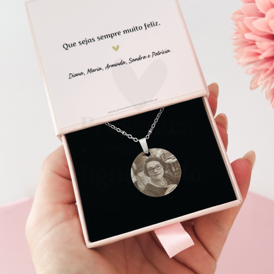 Colar personalizado com fotografia e mensagem dentro de caixa rosa