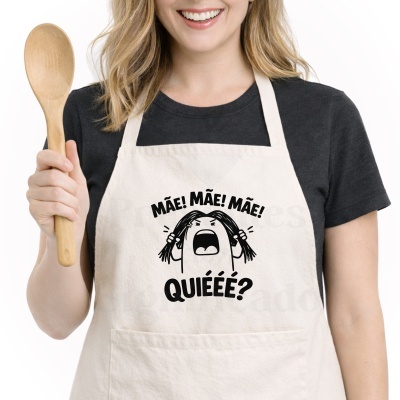 Avental bege com texto e desenho a preto usado por pessoa segurando colher de pau