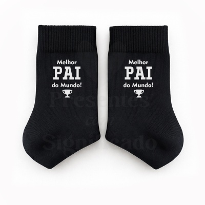 Meias pretas com texto branco Melhor PAI do Mundo! e troféu.