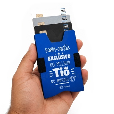 Porta-cartões azul com texto para tio e três cartões bancários MB Multibanco dentro, segurado por mão