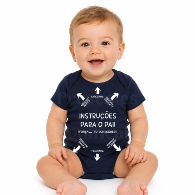 Bebé sorridente com body azul escuro com instruções para o pai em texto branco