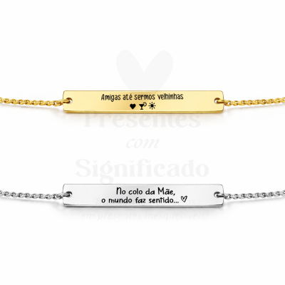Dois colares com pendentes retangulares gravados com frases em português