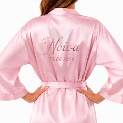 Robe rosa de cetim com texto Noiva 15.08.2025 bordado nas costas