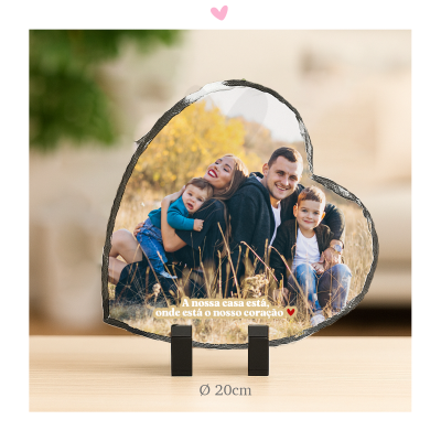 Placa decorativa em forma de coração com foto da família sentada em campo e texto em português.