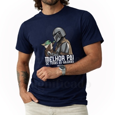 T-shirt azul escura com estampa de personagens e texto MELHOR PAI DE TODAS AS GALÁXIAS