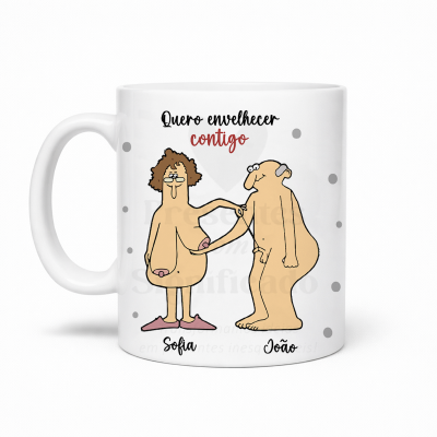 Caneca branca com ilustração de casal idoso e texto em português.