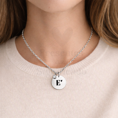 Colar prata com pendente redondo gravado com letra E e pequeno coração, com pendente de pedra cristal