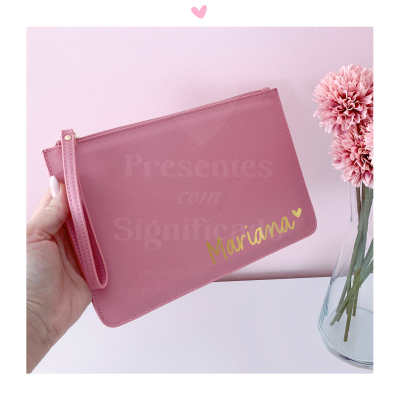 Carteira rosa com a palavra Mariana escrita em amarelo e flores cor-de-rosa num vaso