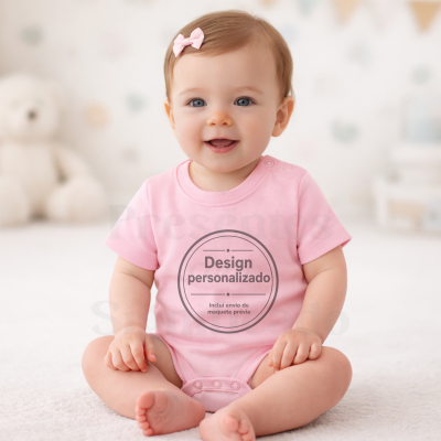 Bebé com body rosa com texto de design personalizado sentado em fundo claro