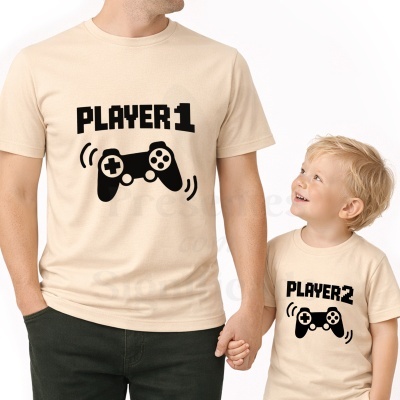 T-shirts bege com texto PLAYER 1 e PLAYER 2 e comandos de videojogo a preto