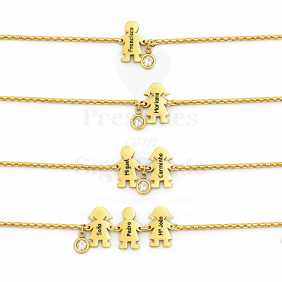 Pulseiras douradas com pendentes em forma de bonecos e nomes gravados
