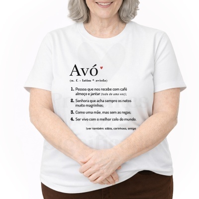 Mulher idosa veste t-shirt branca com texto em português sobre a palavra Avó