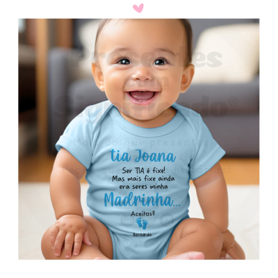 Body azul claro para bebé com texto em português e bebé sorridente sentado