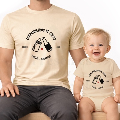 Camisola de adulto e body de bebé bege claro com texto e imagem de biberão e garrafa preto e vermelho