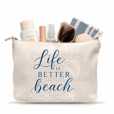 Bolsa bege com texto azul Life is better at the beach e itens de praia