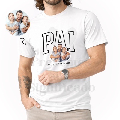 T-shirt branca personalizada com palavra PAI e foto de homem com duas crianças