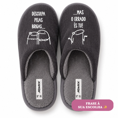 Chinelos cinzentos escuros com frases e desenhos brancos
