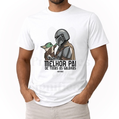Camiseta branca com desenho de personagem mascarado e criatura verde com texto de homenagem ao pai