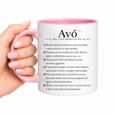 Caneca branca com interior e pega rosa, texto preto com definição da palavra Avó e um pequeno coração rosa.
