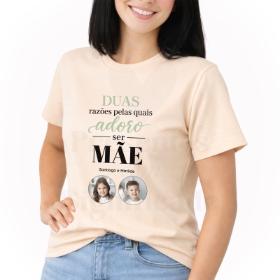 T-shirt bege clara com frase e duas fotos de crianças