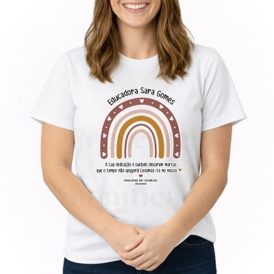 T-shirt branca com arco-íris e texto dedicado a educadora Sara Gomes