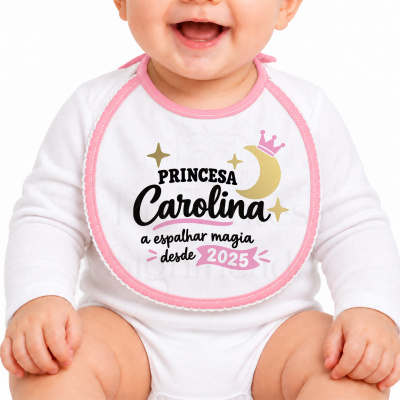 Babete branco com bordas rosa e texto colorido para bebé