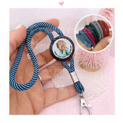 Cordão de tecido azul riscado com presilha metálica e selo redondo com foto personalizada