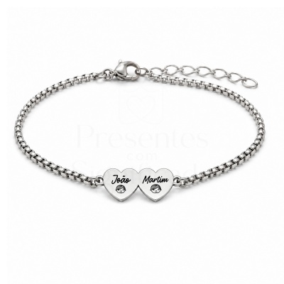 Pulseira prateada com dois corações com nomes João e Martim e desenhos de rostos