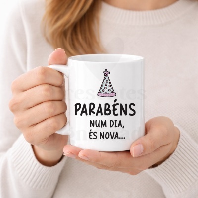 Caneca branca com ilustração de chapéu de festa e texto em preto a ser segurada por mãos