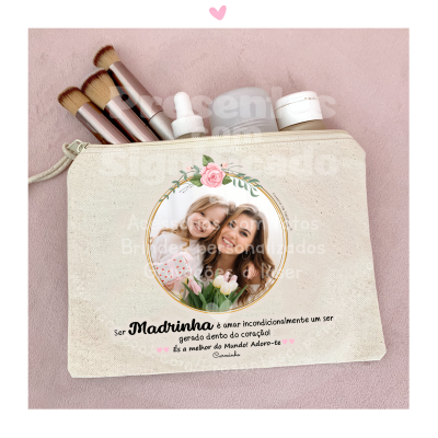 Necessaire de tecido cru com fotografia, texto em português e pincéis de maquilhagem