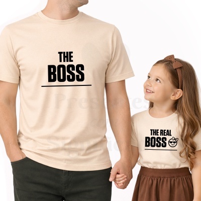 T-shirts bege para adulto e criança com texto preto THE BOSS e THE REAL BOSS com emoji, fundo branco