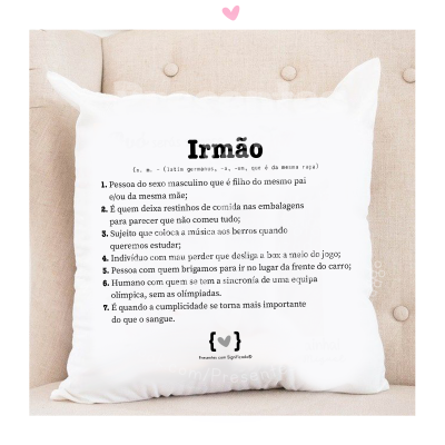 Almofada branca com texto impresso em sofá bege.