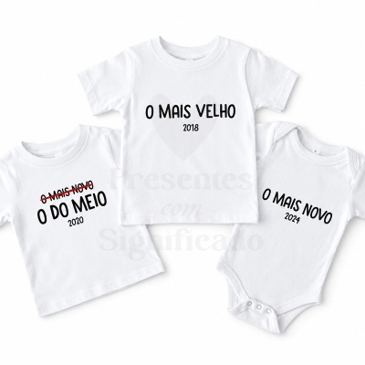 Conjunto de t-shirts e body branco para crianças com textos em preto sobre ordem de nascimento.