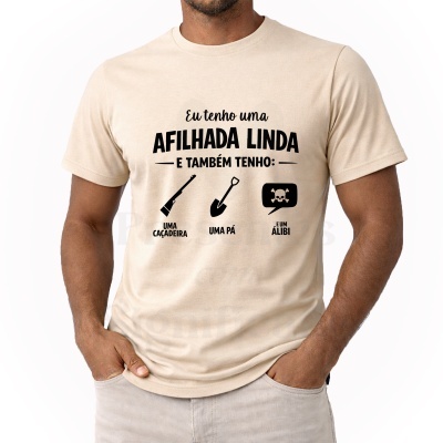 T-shirt bege com texto e gráficos pretos em português sobre afilhada.